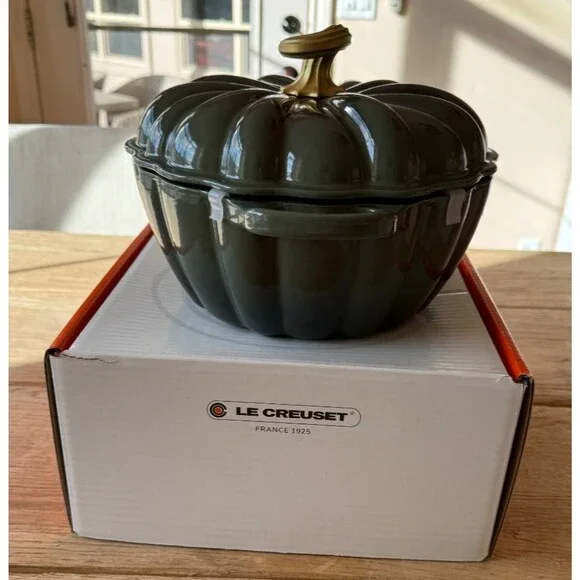 Le Creuset Enameled Cast Iron Pumpkin Cocotte 4 qt Thyme Green Gold Knob NEW - Picture 3 of 9